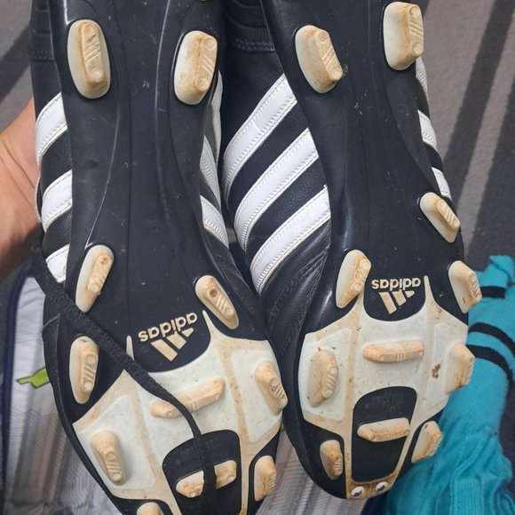 Womens Adidas Soccer Cleat set with shin pads - Picture 3 of 5